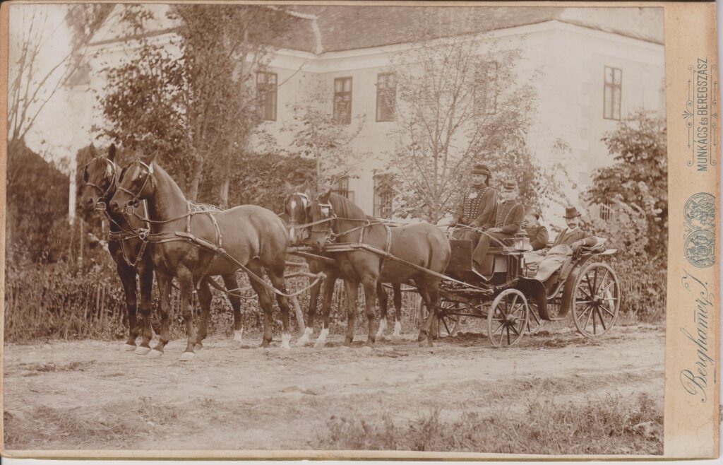 A hintó elő bekötött lovak nevei: Linka, Lotti, Kesely és Kati. Fogathajtó: Szöllősi Pál, parádés kocsis, Varga Antal dédapja. A hátsó ülésen szivarozó úriember Dr. Báró Szászbereki Kohner Adolf.